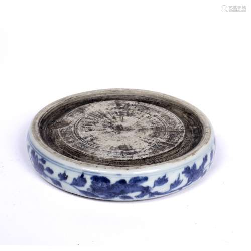 Blue and white ceramic ink-stone Chinese, Kangxi period (1662-1722) decorated to the sides with