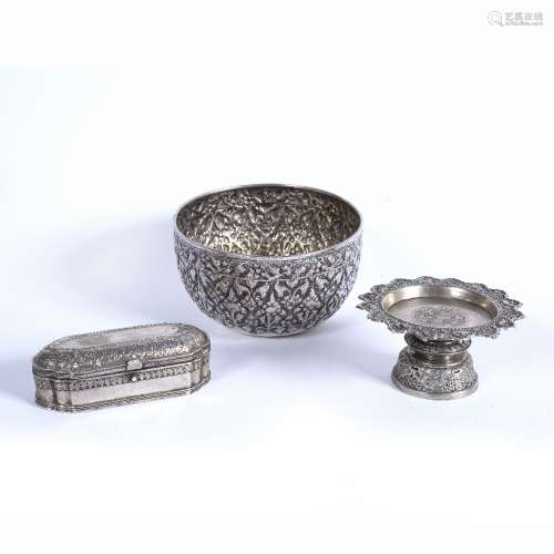 Straits white metal bowl Chinese engraved to the body with repeating patterns of flowers, with