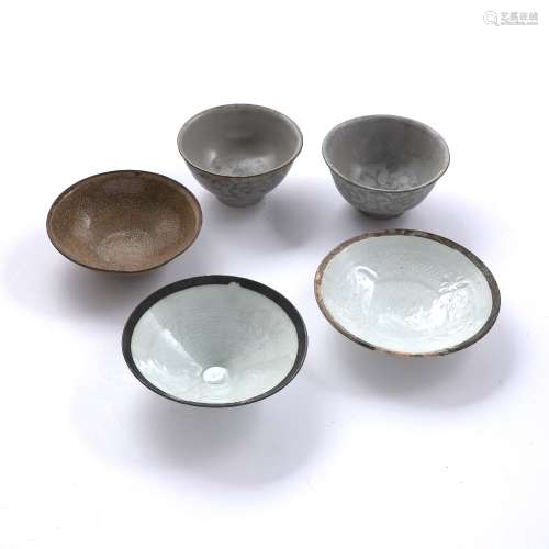 Group of five bowls Chinese including a near pair of Nanking cargo bowls, 13.5cm across, two Qingbai