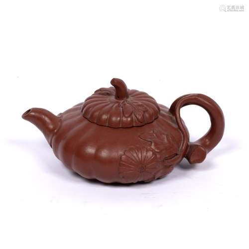 Yixing squat teapot Chinese with raised leaves to the lid and body, seal mark to the base, 17cm