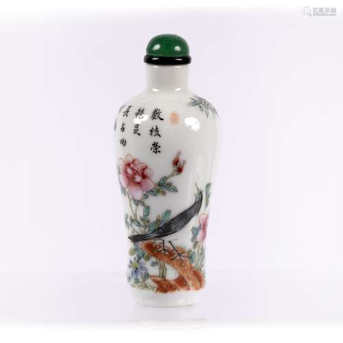 White glazed famille rose porcelain snuff bottle Chinese, Republican period Meiping style, decorated