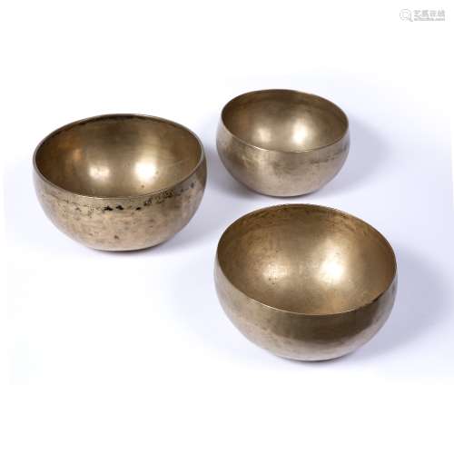 Three lotus singing bowls Himalayan, 18th/19th Century Fundamental tone B 2 123hz / rim tone F# 4