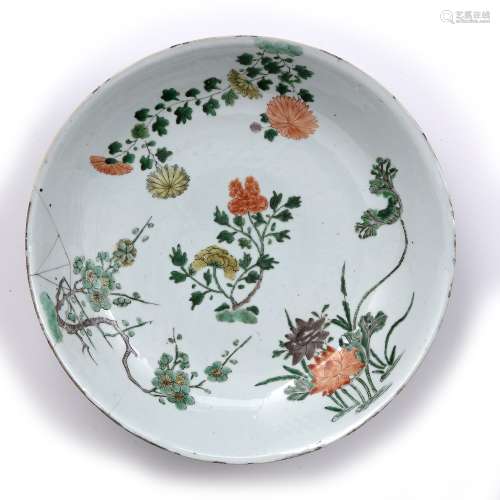 Famille verte charger Chinese, Kangxi (1662-1722) with enamel flower and blossom decoration, and