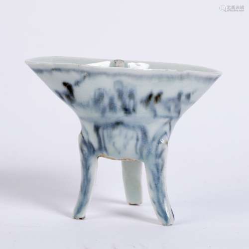 Blue and white porcelain libation cup Chinese, 17th/18th Century the oval cup standing on three