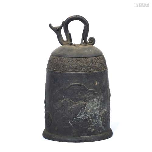 Bronze bell Japanese, 19th Century cast to the centre depicting dragons in flight, with a floral