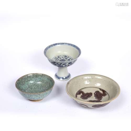 Group of porcelain Chinese, 17th Century and later to include a blue and white stem cup, with