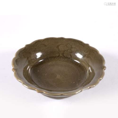 Celadon incised circular dish Chinese, Song dynasty 13cm