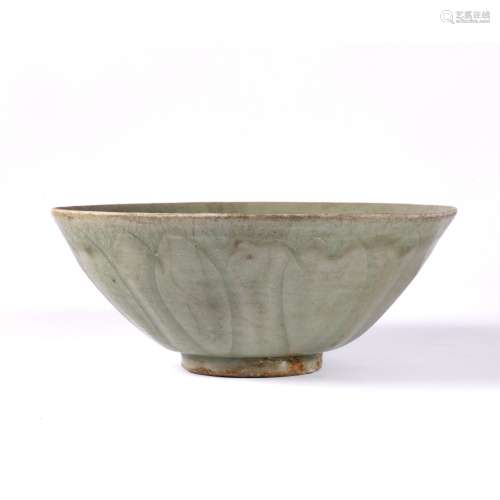 Longquan celadon bowl Chinese, Ming Dynasty (15th Century) carved to the exterior with overlapping