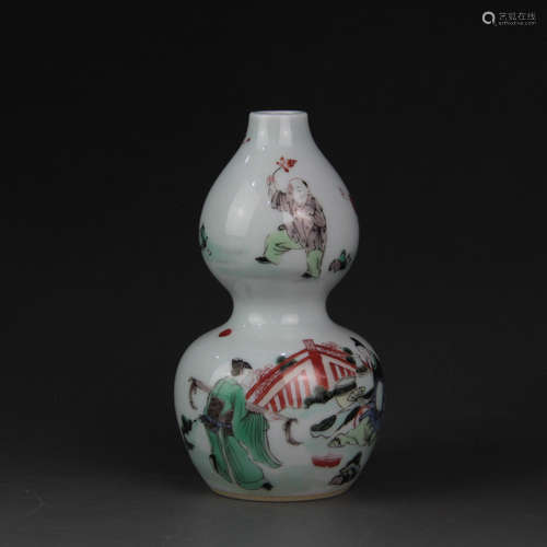 A Chinese Famille Verte Figure Painted Porcelain Gourd-shaped Vase