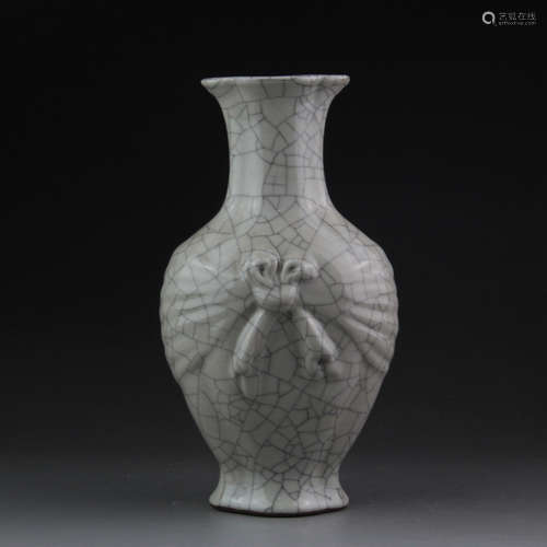 A Chinese Ge Glaze Porcelain Vase