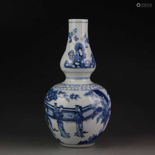 A Chinese Blue and White Figure Painted Porcelain Gourd-shaped Vase