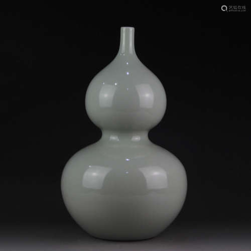 A Chinese Monochrome Glaze Porcelain Gourd-shaped Vase