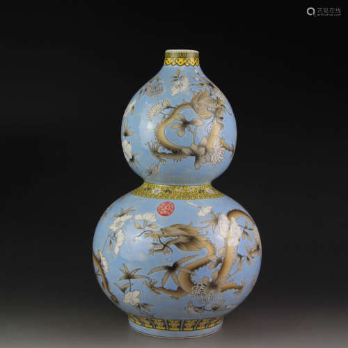 A Chinese Famille Rose Dragon Pattern Porcelain Gourd-shaped Vase