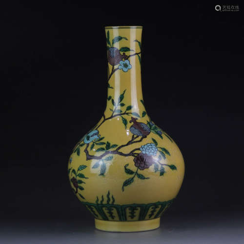 A Chinese Plain Color Pomegranate Pattern Porcelain Vase