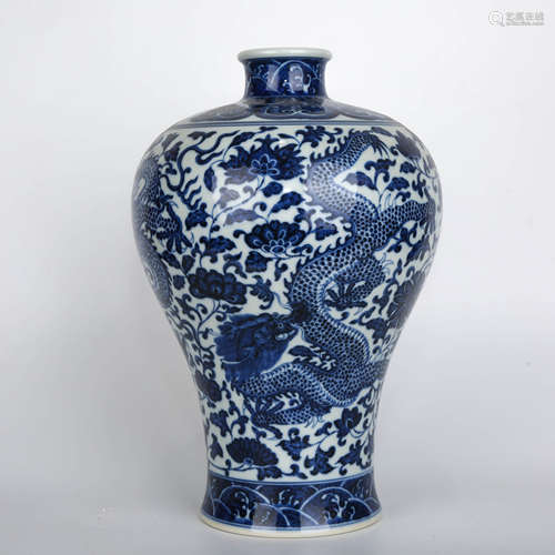 A Chinese Blue and White Dragon Pattern Porcelain Vase