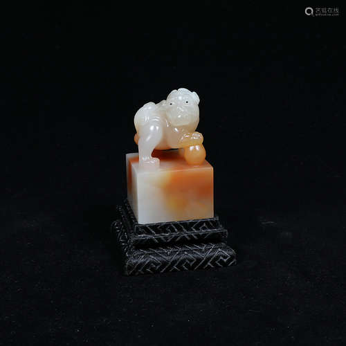 A Chinese Shoushan Shanbo Agalmatolite Carved Lion Handle Seal