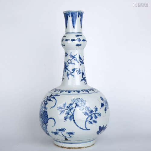 A Chinese Blue and White Floral Porcelain Garlic-head Bottle