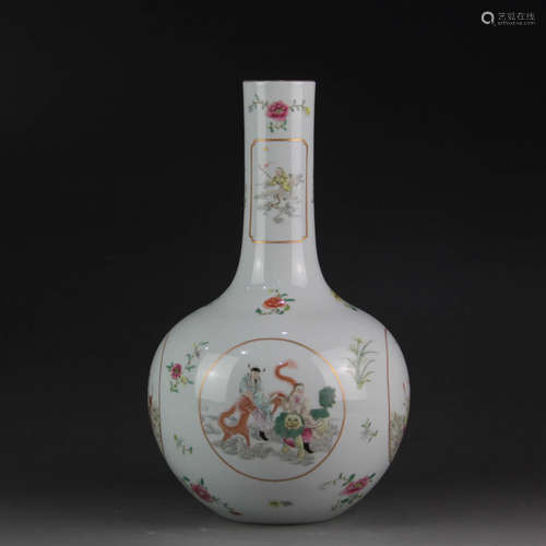 A Chinese Famille Rose Gild Figure Painted Porcelain Vase