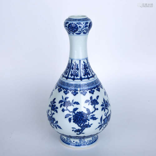 A Chinese Blue and White Floral Porcelain Garlic-head Bottle