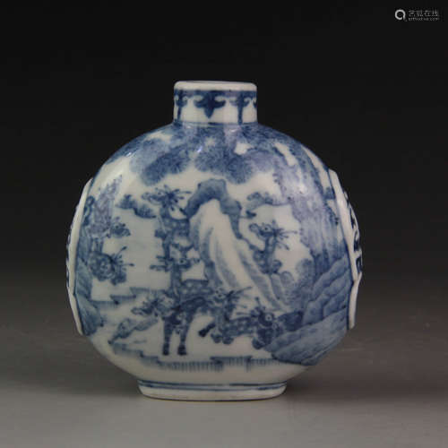 A Chinese Blue and White Deers Painted Porcelain Snuff Bottle