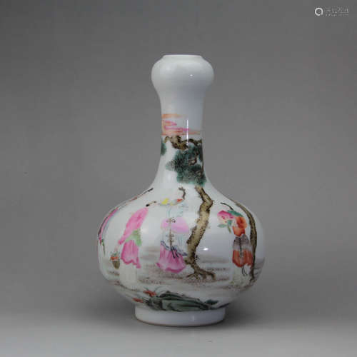 A Chinese Famille Rose Painted Porcelain Garlic-head Bottle