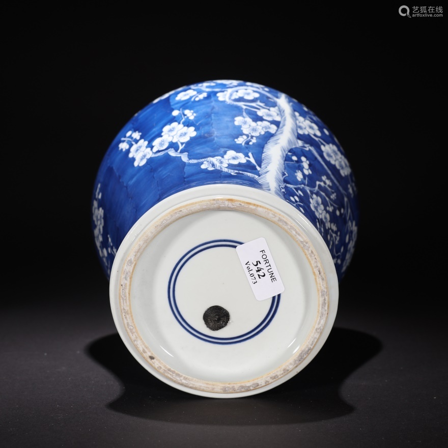 青花发色青翠幽蓝,器身满描冰梅纹,胎体洁白坚硬,釉色光泽莹润,二层台