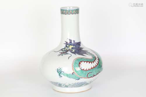 Qianlong, Doucai dragon vase