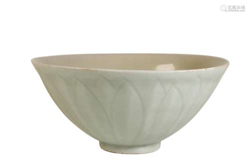 LARGE 'LONGQUAN' CELADON-GLAZE 'LOTUS' BOWL, SONG DYNASTY