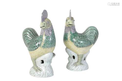 PAIR OF FAMILLE-VERTE GLAZED POTTERY ROOSTERS, QING DYNASTY, 19TH CENTURY