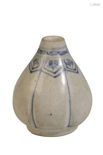 SMALL ANNAMESE BLUE AND WHITE VASE, 15TH CENTURY