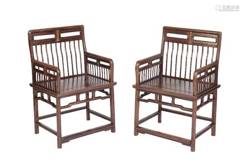 PAIR OF HUANGHUALI COMB-BACK CHAIRS, 17TH / 18TH CENTURY