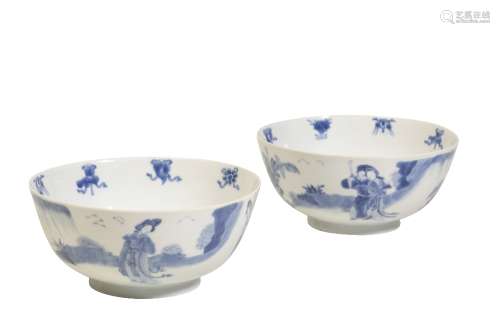 PAIR OF BLUE AND WHITE BOWLS, KANGXI PERIOD