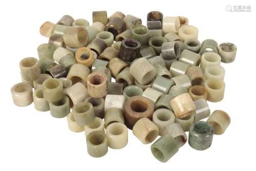 LARGE COLLECTION OF ONE HUNDRED JADE AND HARDSTONE ARCHERS RINGS, QING DYNASTY OR LATER