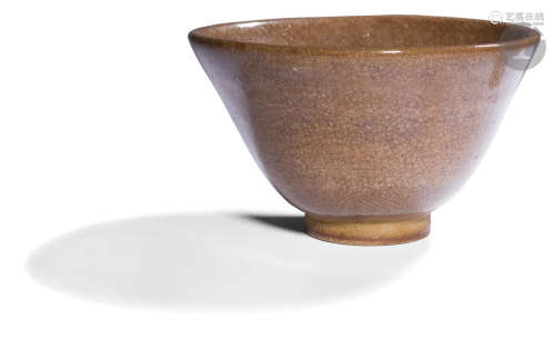CHINE - Style SONG (960 - 1279) Bol en grès émaillé brun craquelé. Diam. 12,5 cm ; boîte en bois.
