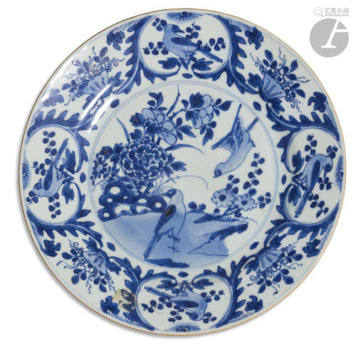 CHINE - Époque WANLI (1573 - 1620) Assiette ronde en porcelaine émaillée en bleu sous couverte