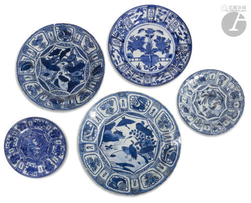 CHINE - Époque WANLI (1573 - 1620) Assiette en porcelaine blanche émaillée en bleu sous couverte