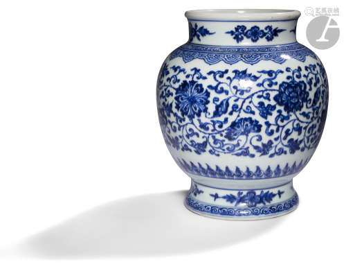 CHINE - Époque QING (1644 - 1911) Vase en porcelaine blanche émaillée en bleu sous couverte à