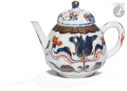 CHINE - Époque KANGXI (1662 - 1722) Verseuse polylobée en forme de poire en porcelaine émaillée