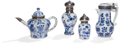 CHINE - Époque KANGXI (1662 - 1722) Ensemble en porcelaine bleu blanc comprenant : - Deux verseuses,