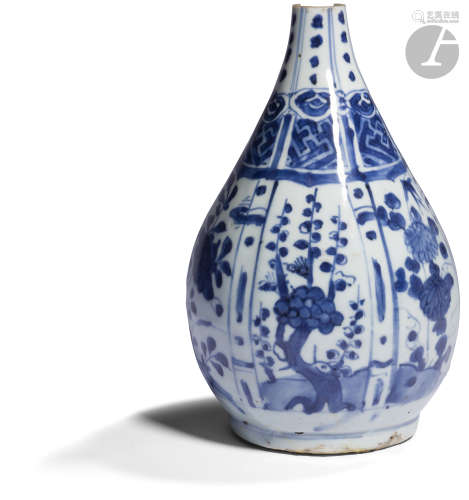 CHINE - XVIIe siècle Vase bouteille en porcelaine bleu blanc dit 