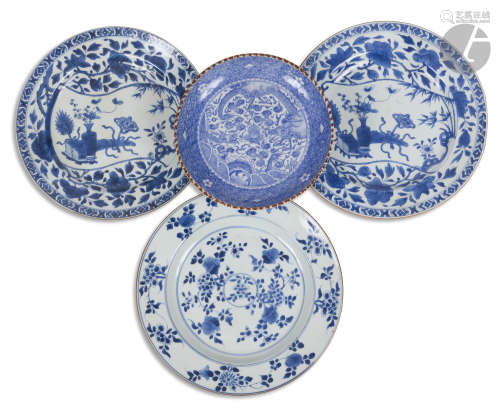 CHINE - Époque KANGXI (1662 - 1722) Deux assiettes en porcelaine blanche émaillée en bleu sous