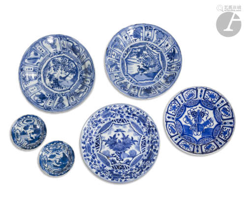 CHINE - XVIIe siècle Ensemble comprenant : - Deux assiettes kraak creuses en porcelaine bleu blanc à