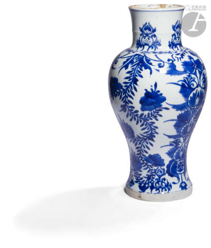 CHINE - Époque KANGXI (1662 - 1722) Vase balustre à col droit en porcelaine blanche émaillée en bleu