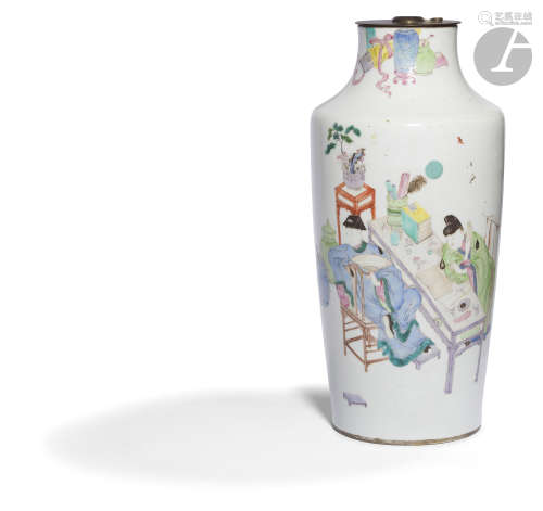CHINE - Époque YONGZHENG (1723 - 1735) Vase en porcelaine blanche émaillée polychrome à décor d'