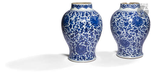CHINE - XVIIIe siècle Paire de potiches balustres en porcelaine émaillée en bleu sous couverte de