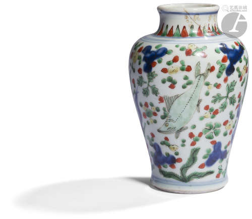 CHINE - XVIIe siècle Petit vase balustre en porcelaine émaillée polychrome dit 