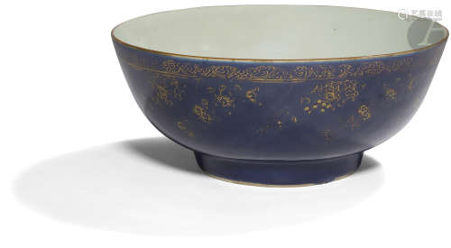CHINE - XVIIIe siècle Bol à punch en porcelaine émaillée bleu poudré orné de frise de fleurs sur