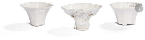 CHINE - Époque KANGXI (1662 - 1722) Trois coupes libatoires en porcelaine blanche, l'une à décor