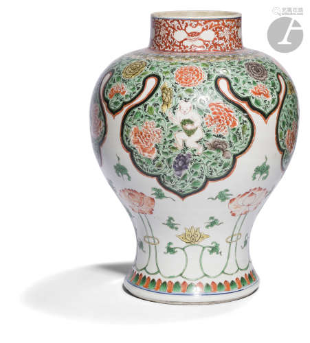 CHINE - XVIIe siècle Potiche balustre en porcelaine émaillée polychrome en aubergine, vert, jaune et