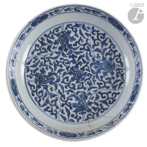 CHINE - XVIIIe siècle Plat rond en porcelaine bleu blanc à décor central de fleurs de lotus dans